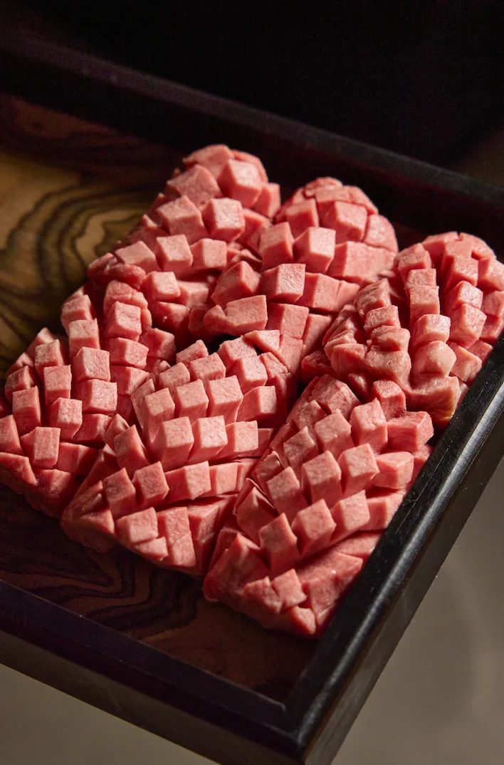 ソルヤカルビの切り込みを入れた焼肉用の肉