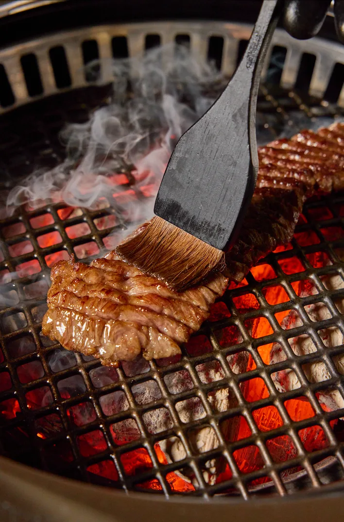 炭火でたれを塗りながら焼くソルヤの味付けカルビ
